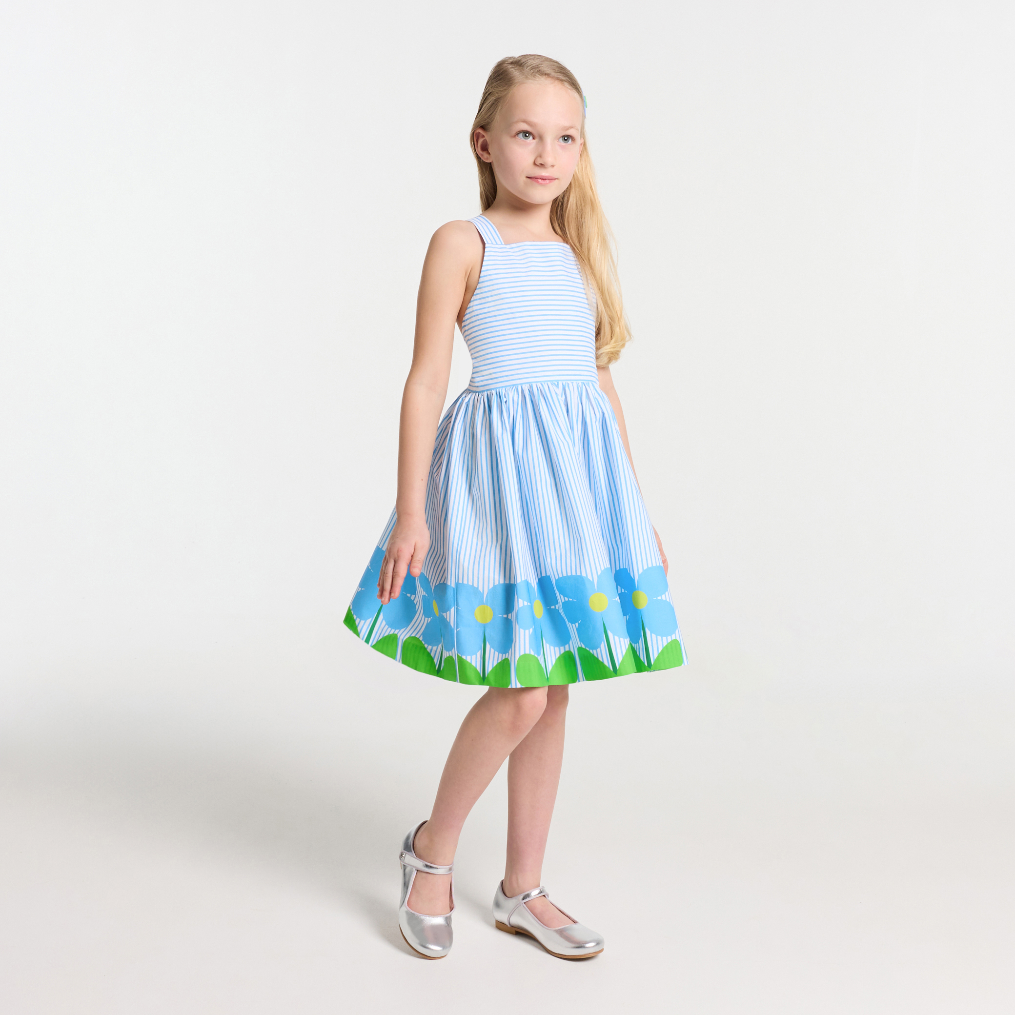 Rochie animata de flori supradimensionate